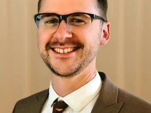 Headshot of Lee Grossman